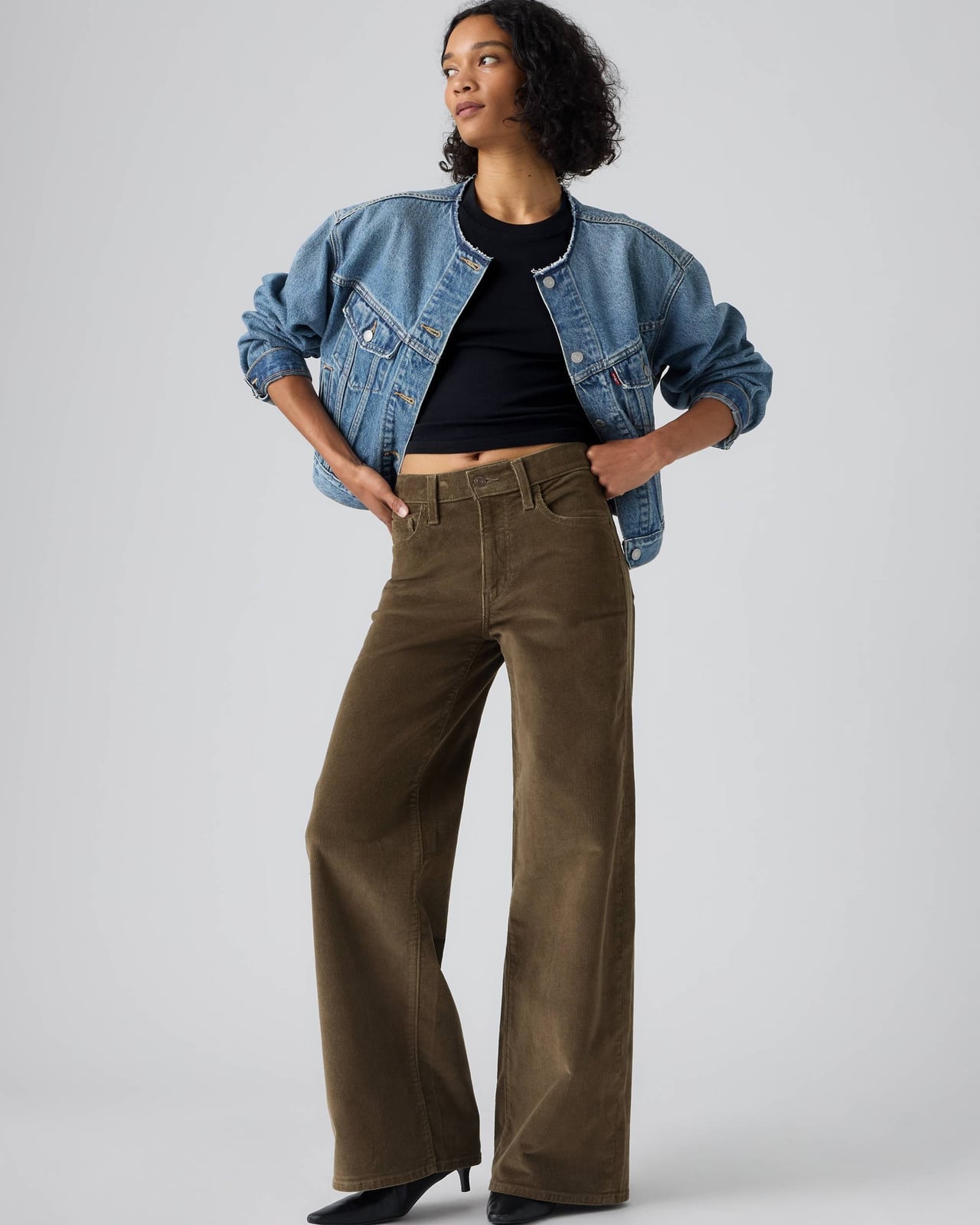 Brown corduroy wide-leg jeans with blue denim jacket Brown corduroy wide-leg jeans with blue denim jacket — Brown Jeans Outfits