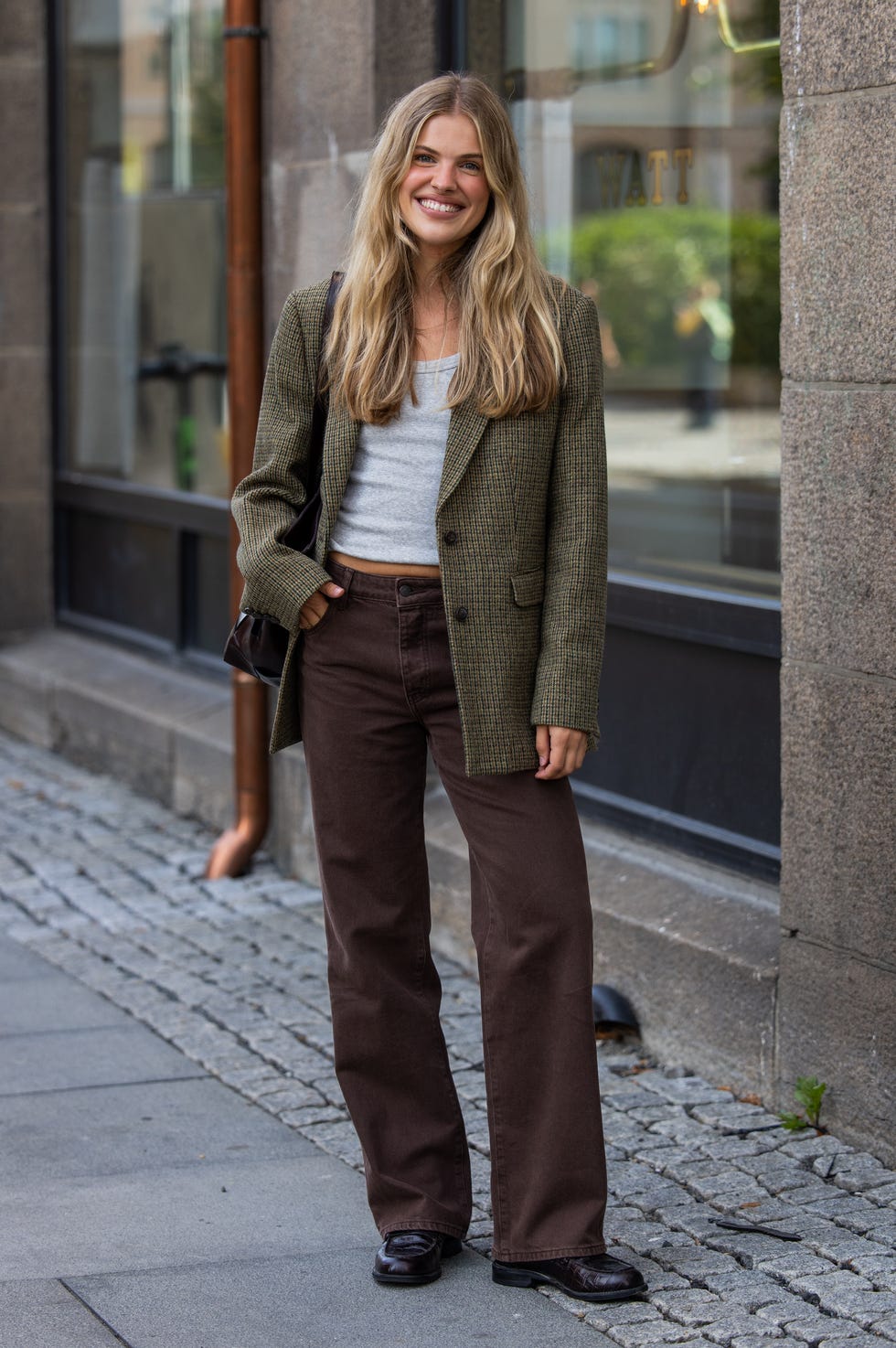 Brown wide leg jeans with gray tank top and green plaid blazer Brown wide leg jeans with gray tank top and green plaid blazer — Brown Jeans Outfits