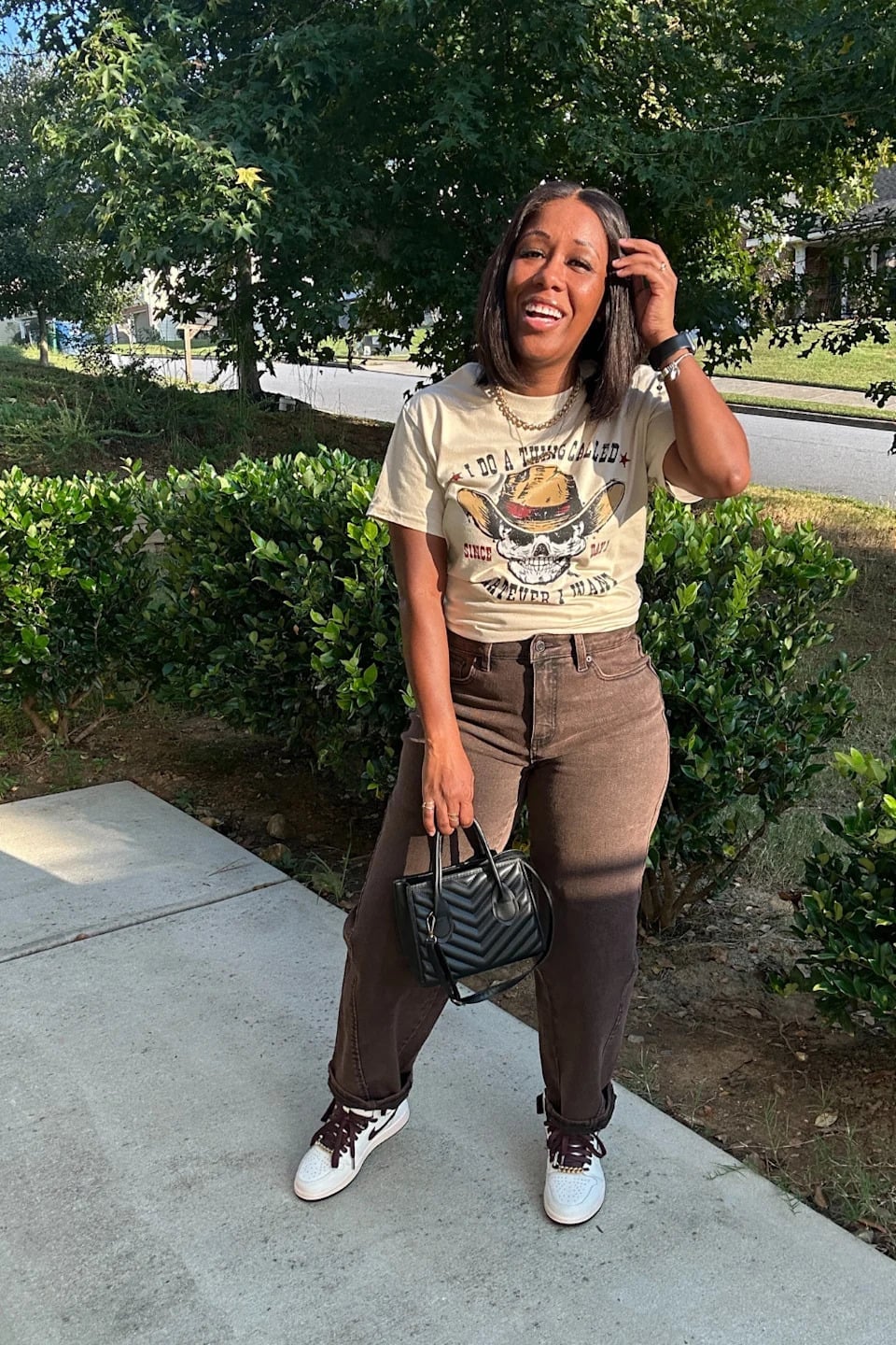 Brown straight leg jeans with cream graphic t-shirt Brown straight leg jeans with cream graphic t-shirt — Brown Jeans Outfits
