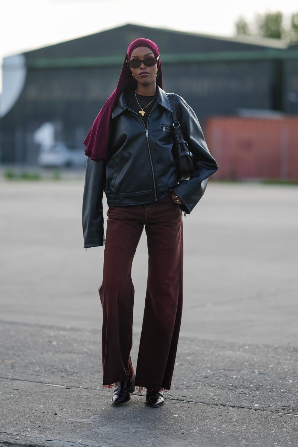 Dark brown wide leg jeans with black leather jacket and headscarf Dark brown wide leg jeans with black leather jacket and headscarf — Brown Jeans Outfits