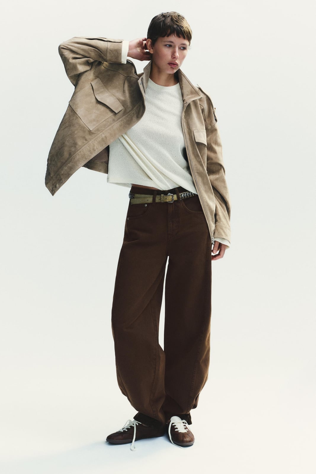 Oversized brown wide leg jeans with white sweater, Close-Up Take Oversized brown wide leg jeans with white sweater, Close-Up Take — Brown Jeans Outfits