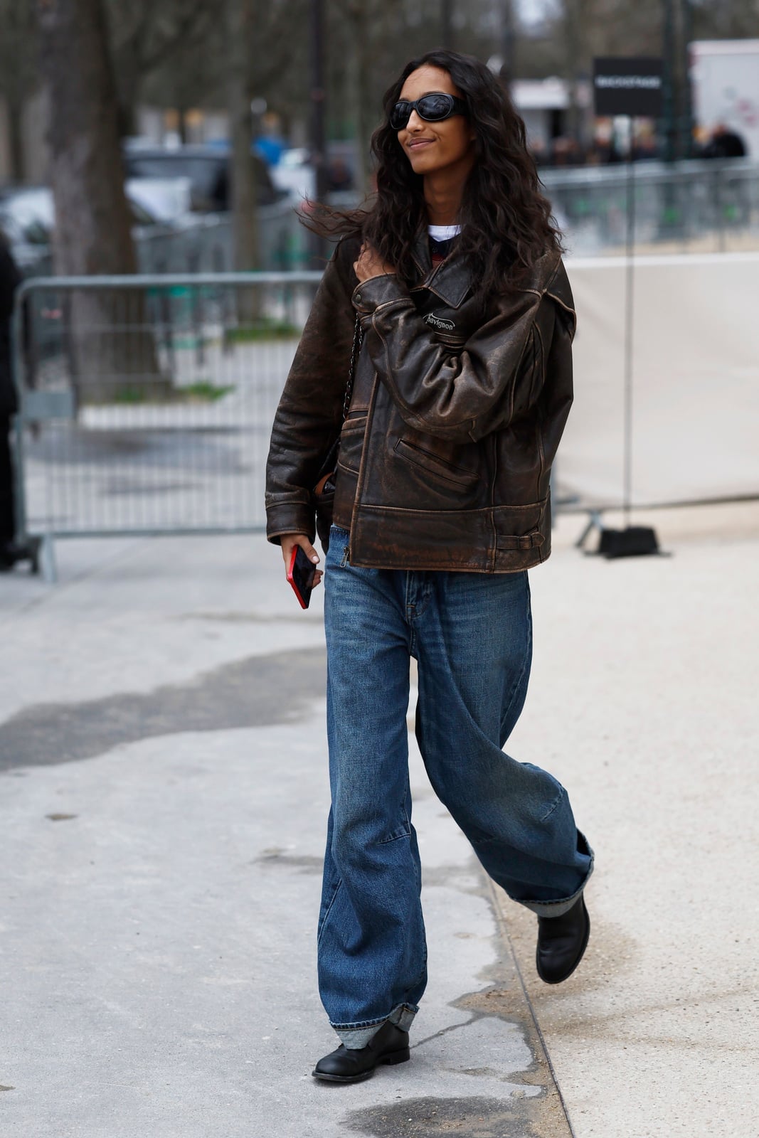 Oversized Distressed Brown Leather Jacket With Blue Jeans Oversized Distressed Brown Leather Jacket With Blue Jeans — Brown Leather Jacket Outfit
