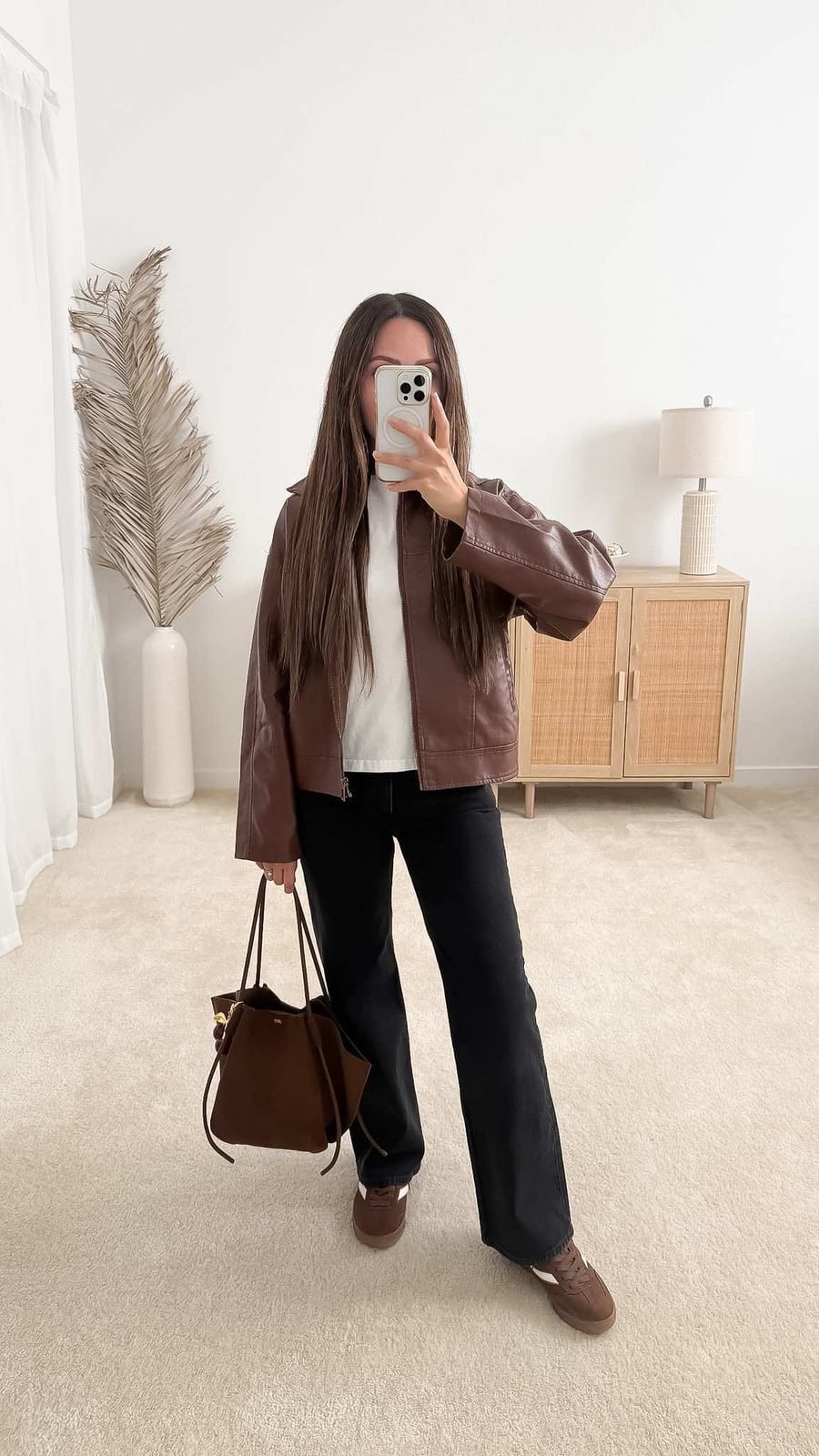 Oversized Brown Leather Jacket With White T-shirt And Black Jeans Oversized Brown Leather Jacket With White T-shirt And Black Jeans — Brown Leather Jacket Outfit