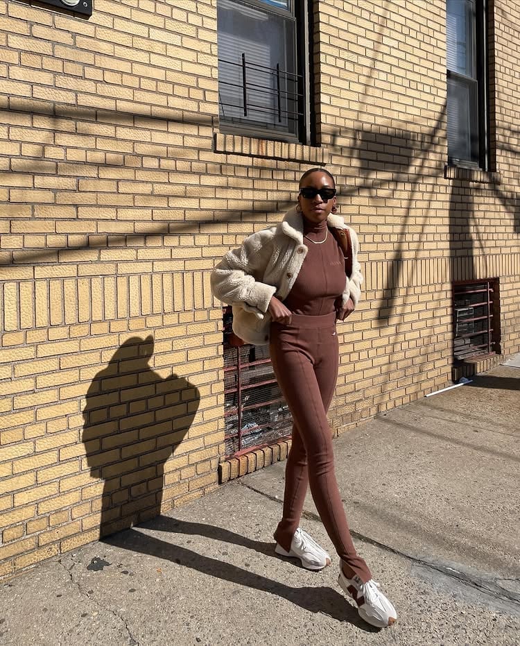Brown ribbed leggings with a cream fleece jacket Brown ribbed leggings with a cream fleece jacket — Brown Leggings Outfit
