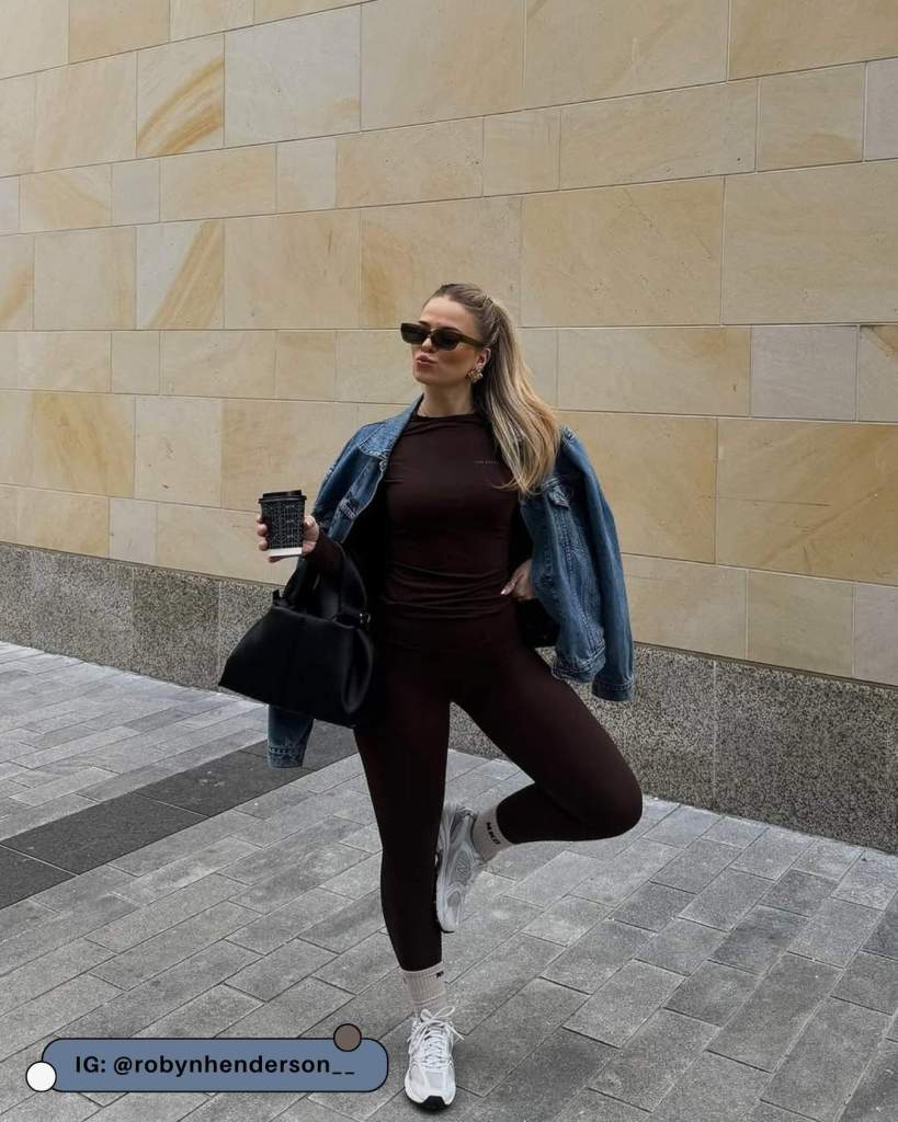Dark brown leggings set with a denim jacket Dark brown leggings set with a denim jacket — Brown Leggings Outfit