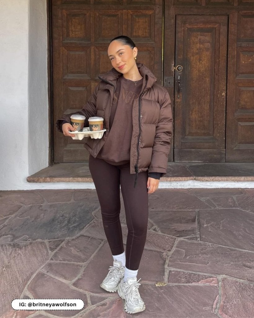 Brown leggings with socks over and a puffer jacket Brown leggings with socks over and a puffer jacket — Brown Leggings Outfit