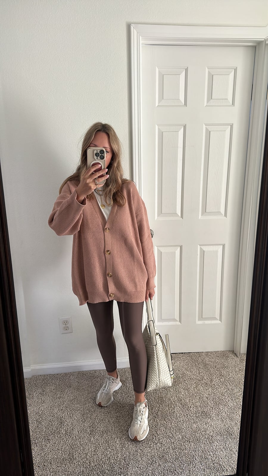 Brown leggings with a pink oversized cardigan, Tote Bag Brown leggings with a pink oversized cardigan, Tote Bag — Brown Leggings Outfit