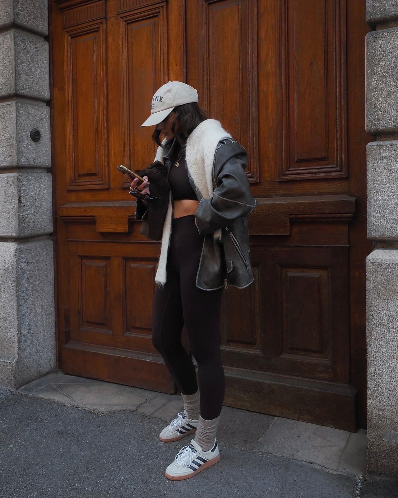 Brown leggings with an oversized blazer and scarf, White T-Shirt Brown leggings with an oversized blazer and scarf, White T-Shirt — Brown Leggings Outfit