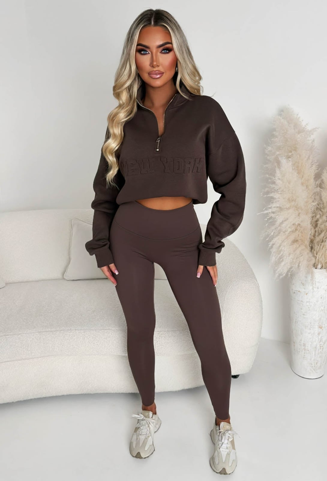 Brown leggings with a cropped fleece sweatshirt Brown leggings with a cropped fleece sweatshirt — Brown Leggings Outfit