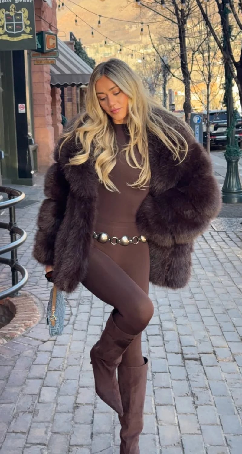 Brown jumpsuit with a fur coat and knee-high boots Brown jumpsuit with a fur coat and knee-high boots — Brown Leggings Outfit