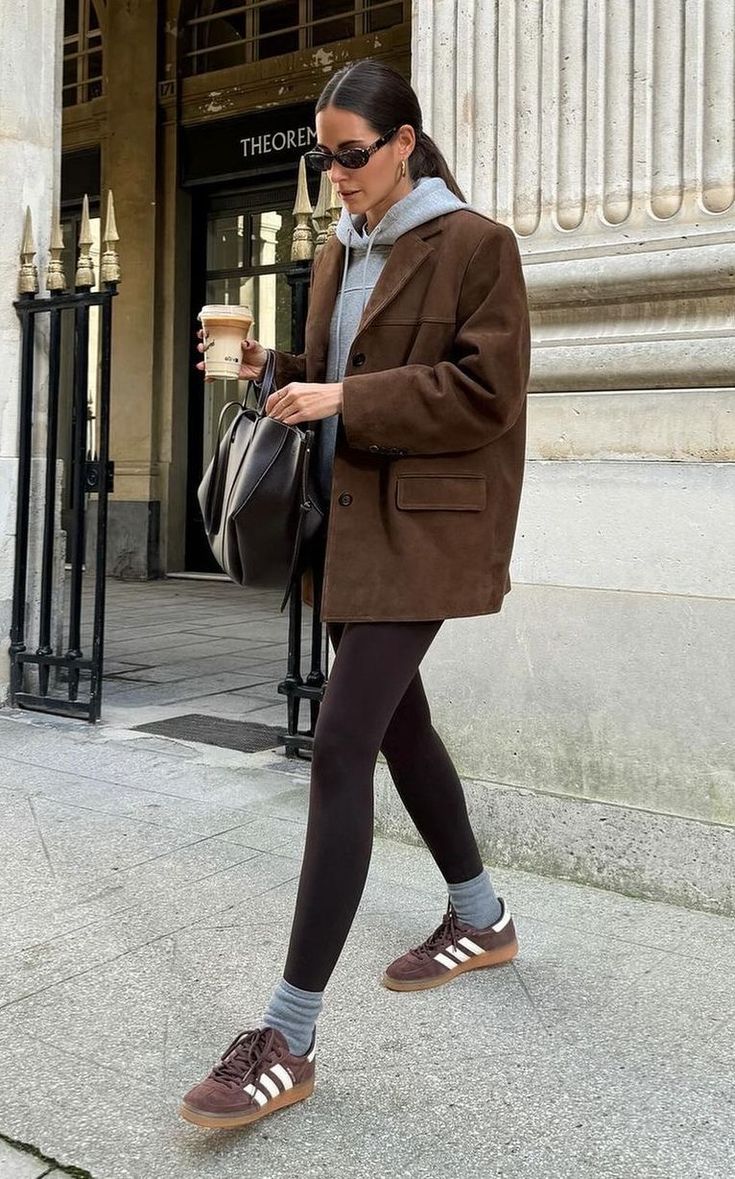 Dark brown leggings with a suede blazer and hoodie Dark brown leggings with a suede blazer and hoodie — Brown Leggings Outfit