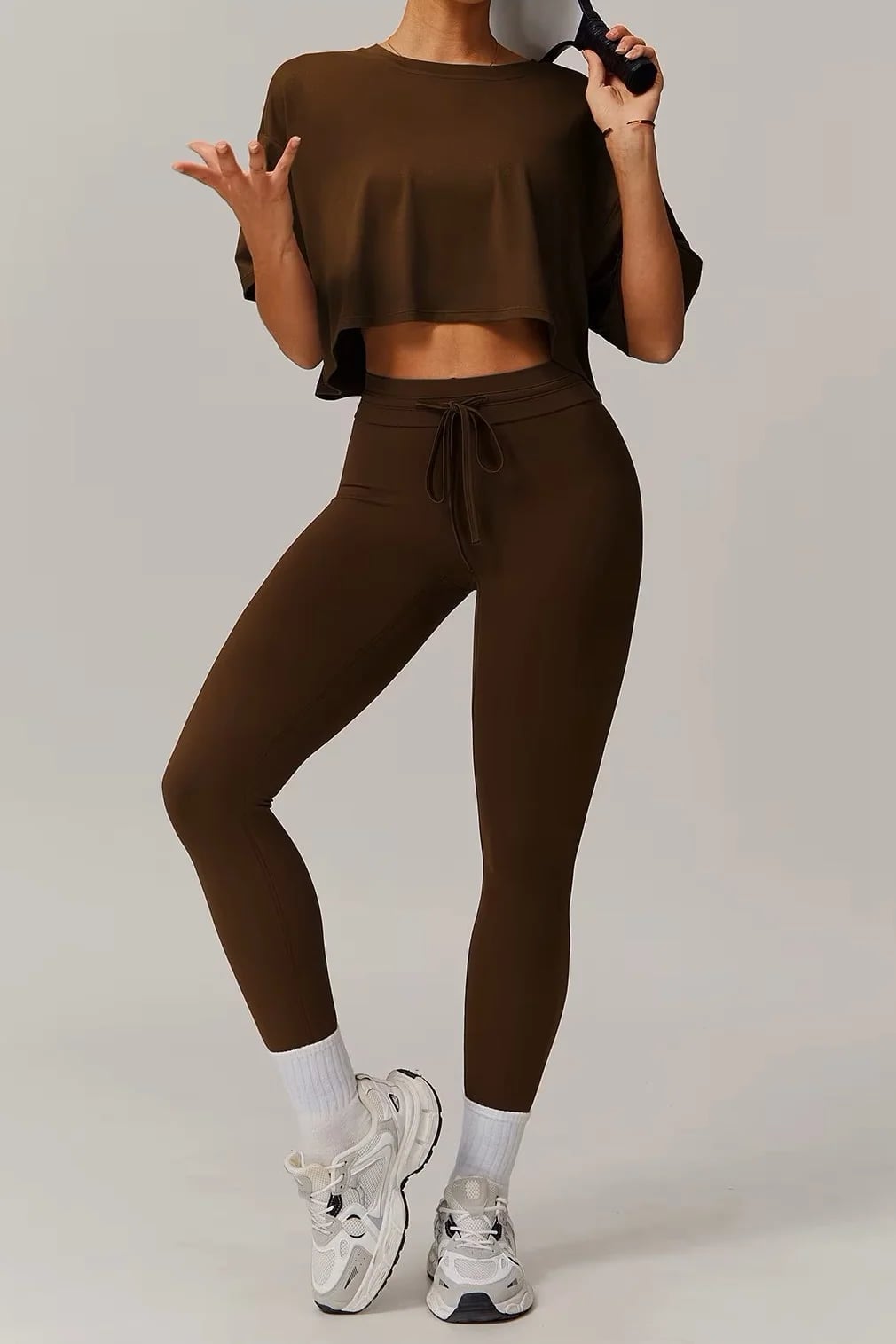 Chocolate brown knit leggings with a cropped t-shirt Chocolate brown knit leggings with a cropped t-shirt — Brown Leggings Outfit