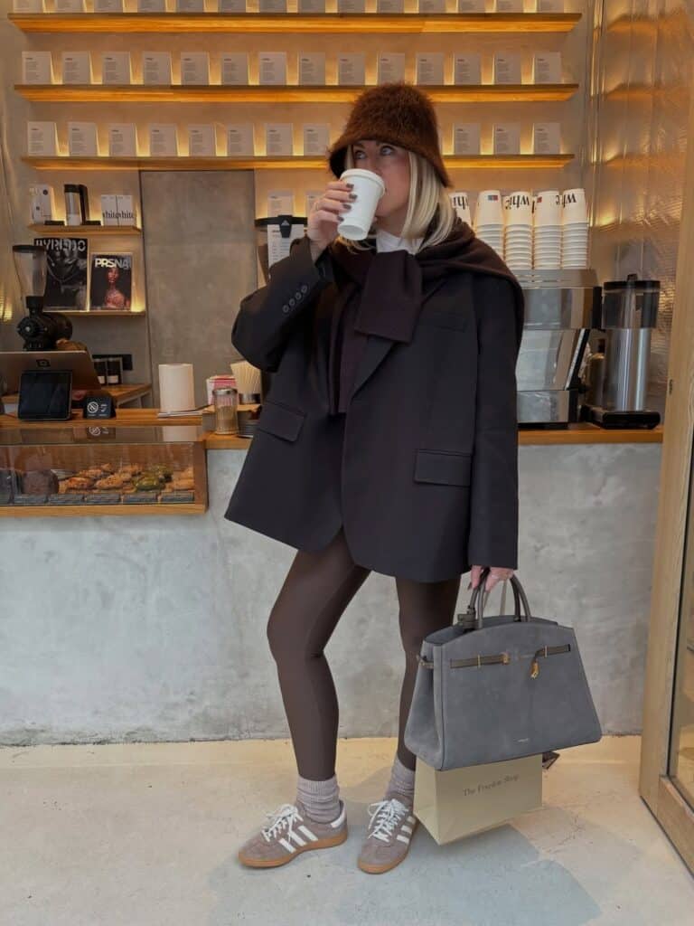 Dark brown leggings with an oversized blazer and bucket hat Dark brown leggings with an oversized blazer and bucket hat — Brown Leggings Outfit