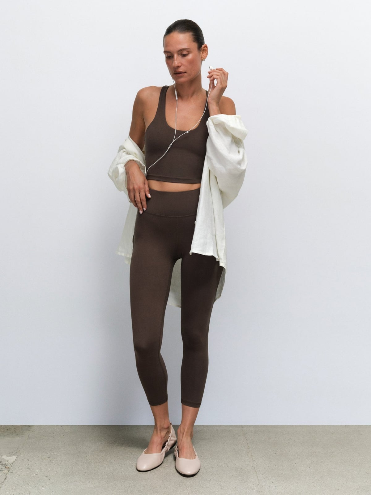 Brown leggings with an oversized white shirt Brown leggings with an oversized white shirt — Brown Leggings Outfit