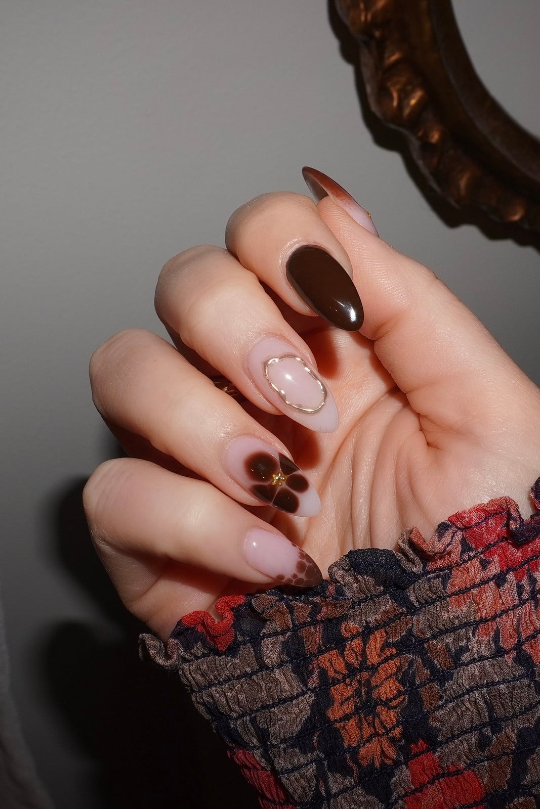 Medium Almond Abstract Swirls Brown Flower Medium Almond Abstract Swirls Brown Flower — Brown Nails