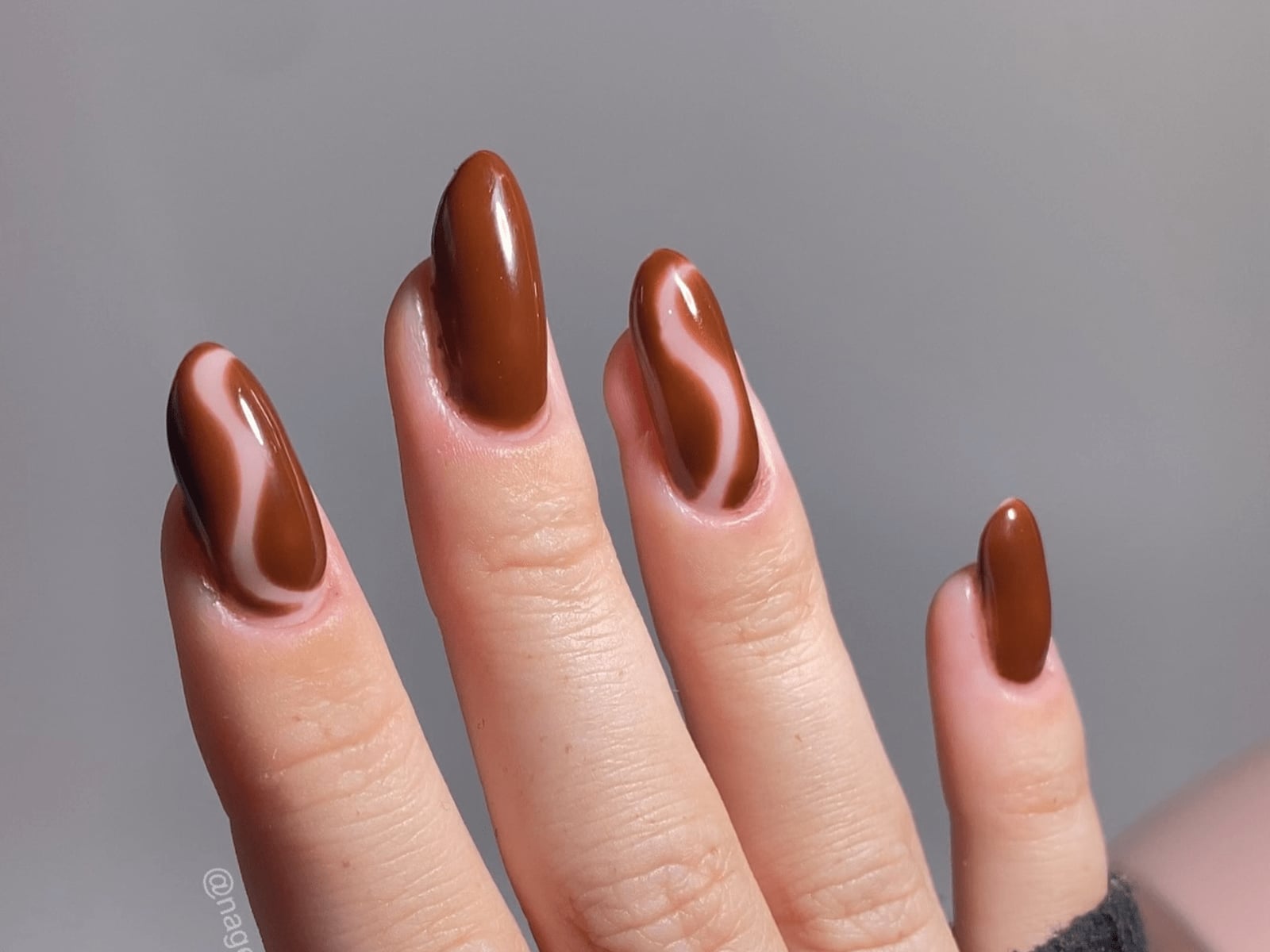 Medium Oval Deep Brown Light Pinkish Swirls Medium Oval Deep Brown Light Pinkish Swirls — Brown Nails