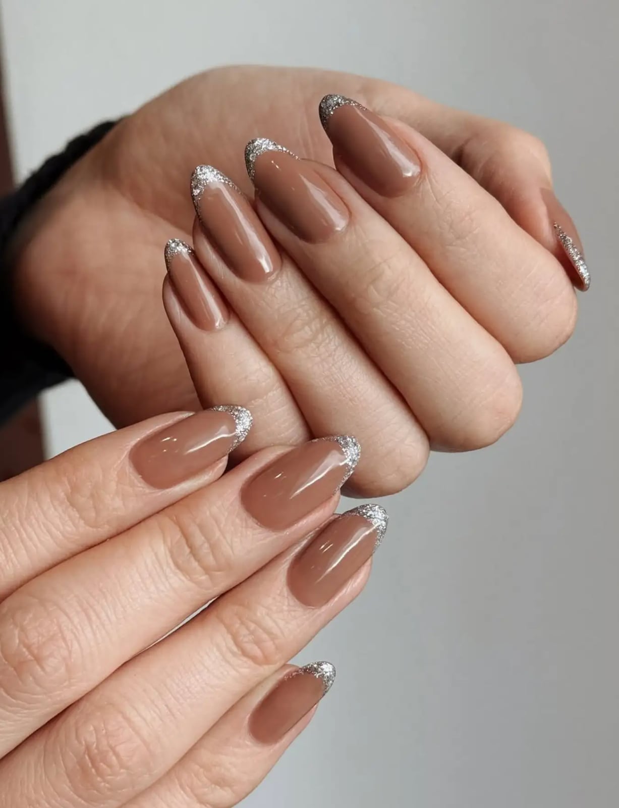 Medium Oval Beige Brown Silver Glitter French Medium Oval Beige Brown Silver Glitter French — Brown Nails