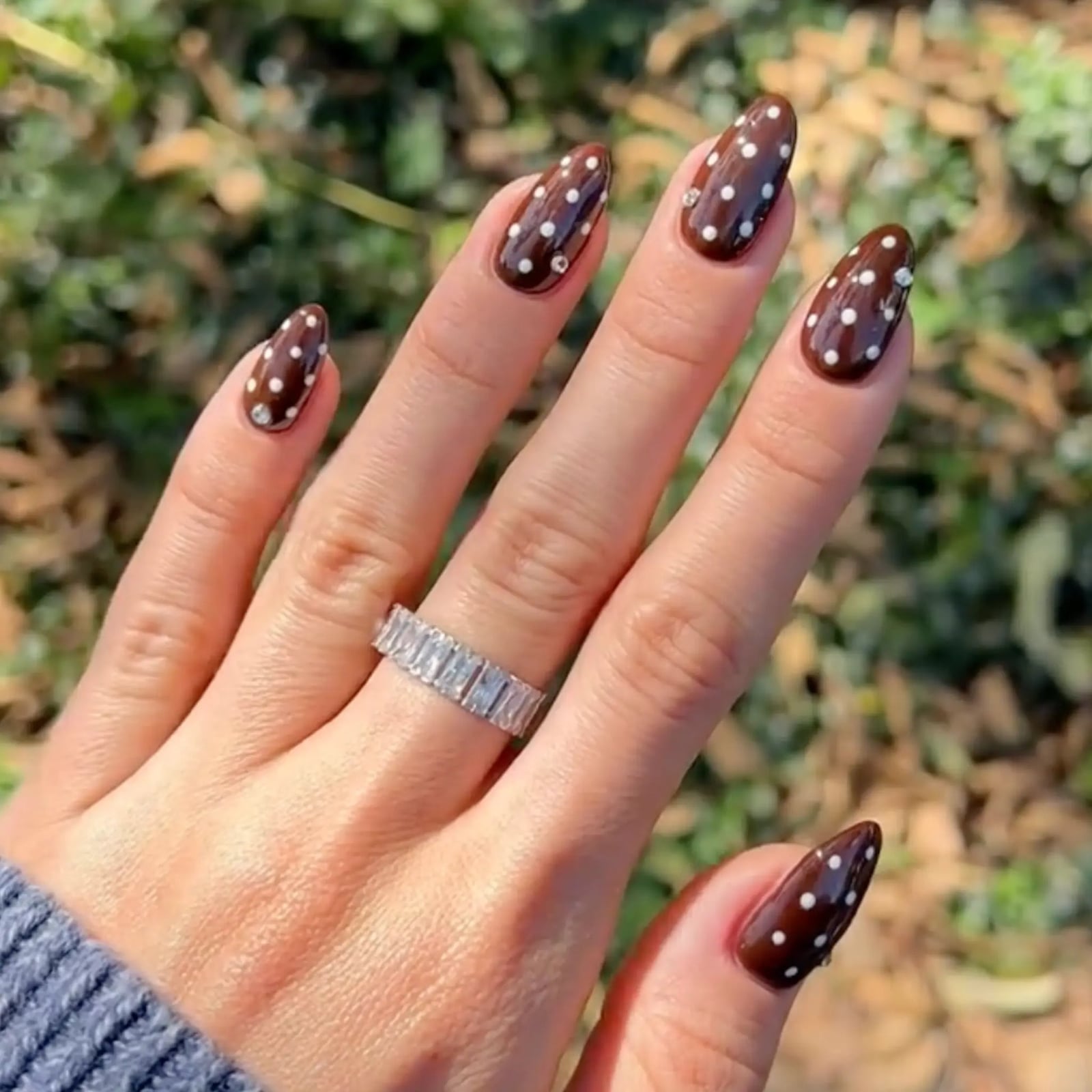 Medium Oval Polka Dot Brown Nails Medium Oval Polka Dot Brown Nails