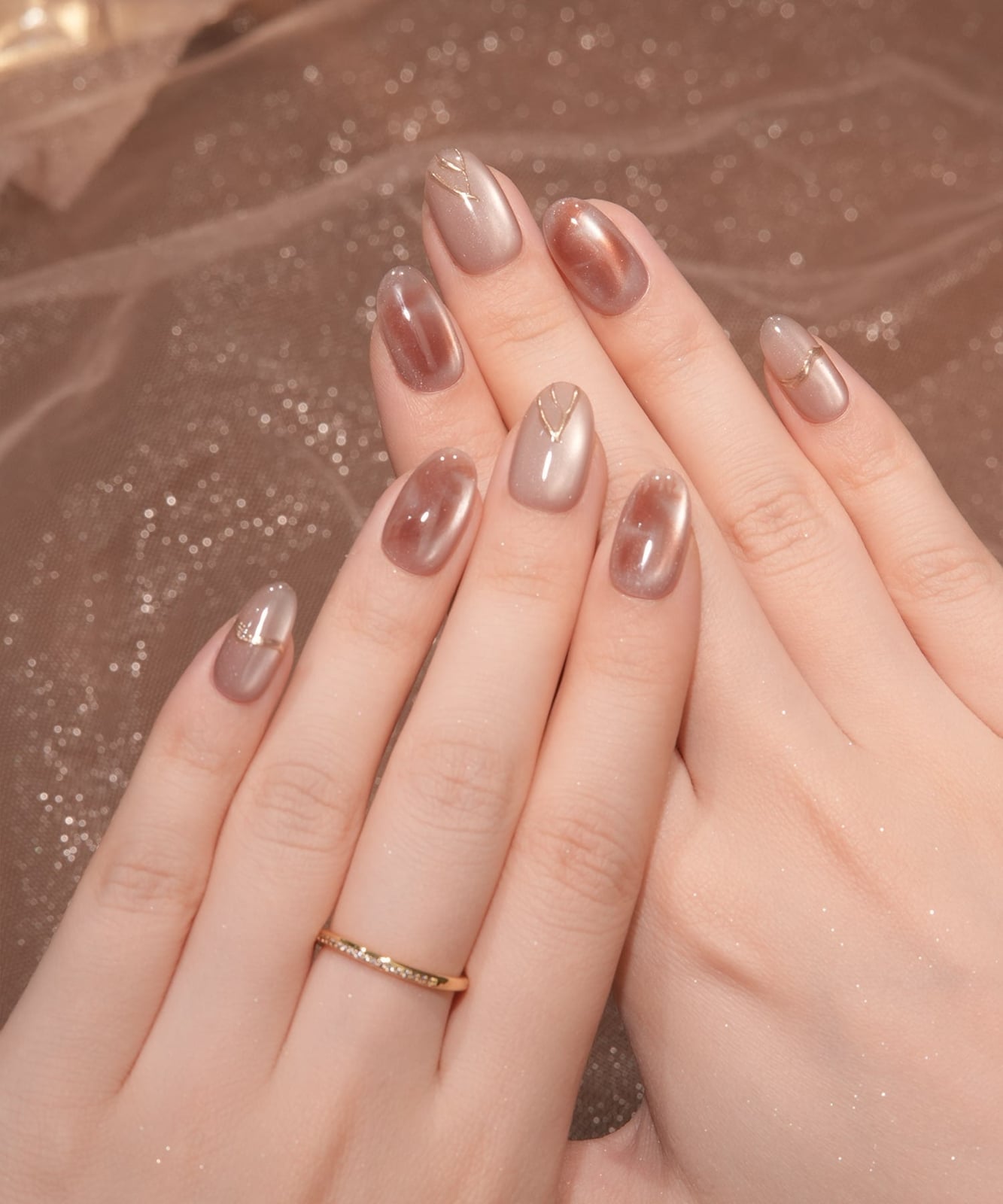Medium Oval Cat Eye Brown With Gold Lines Medium Oval Cat Eye Brown With Gold Lines — Brown Ombre Nails