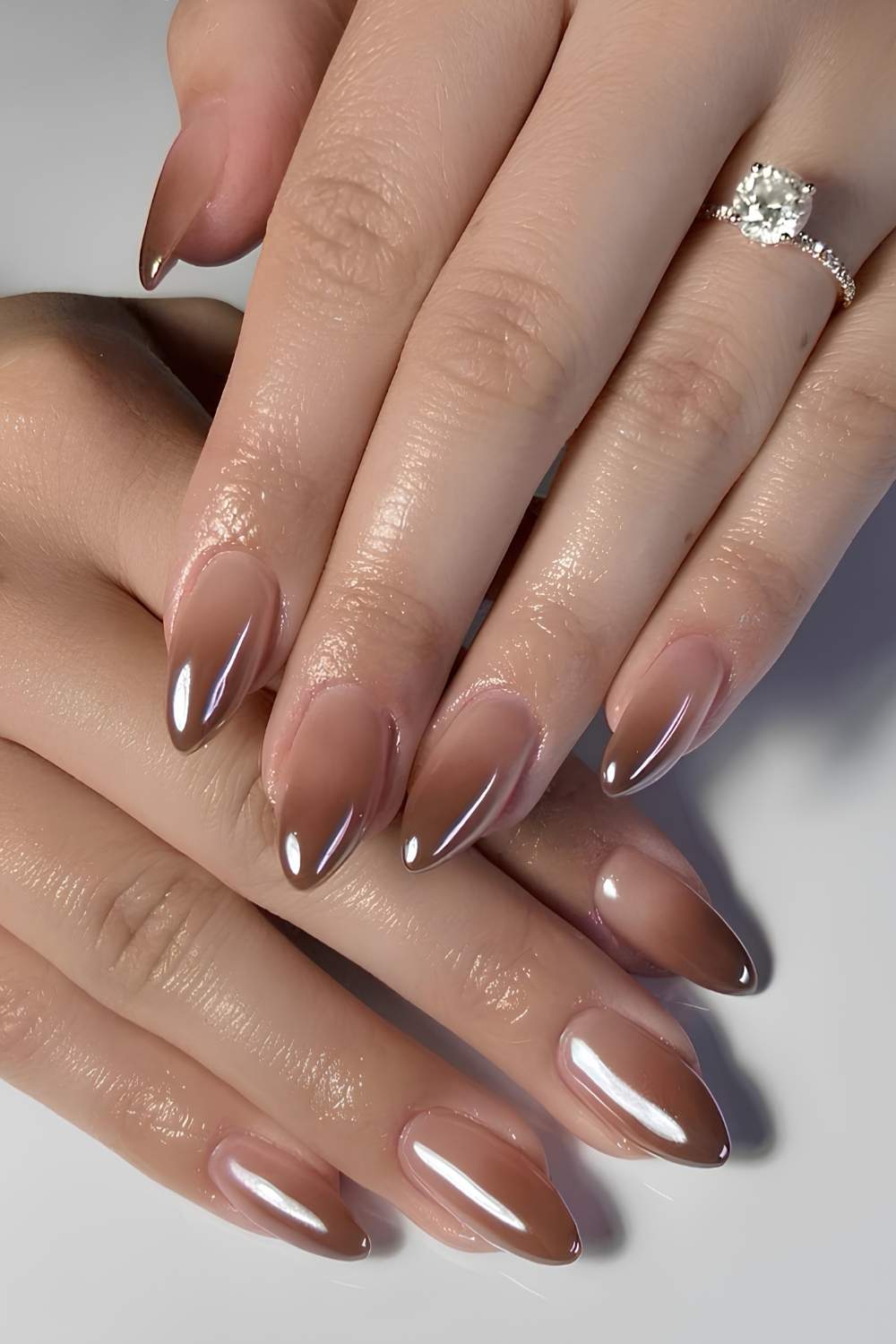 Shimmering Nude To Brown Medium Almond, миндаль Shimmering Nude To Brown Medium Almond, миндаль — Brown Ombre Nails