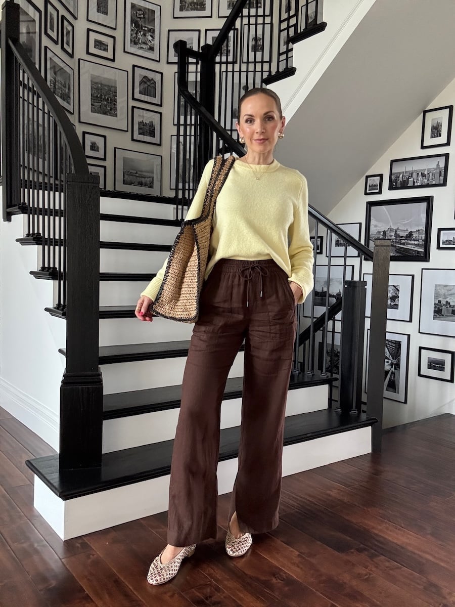 Brown Linen Trousers With Pale Yellow Sweater and Straw, Close-Up Take Brown Linen Trousers With Pale Yellow Sweater and Straw, Close-Up Take — Brown Pants Outfits
