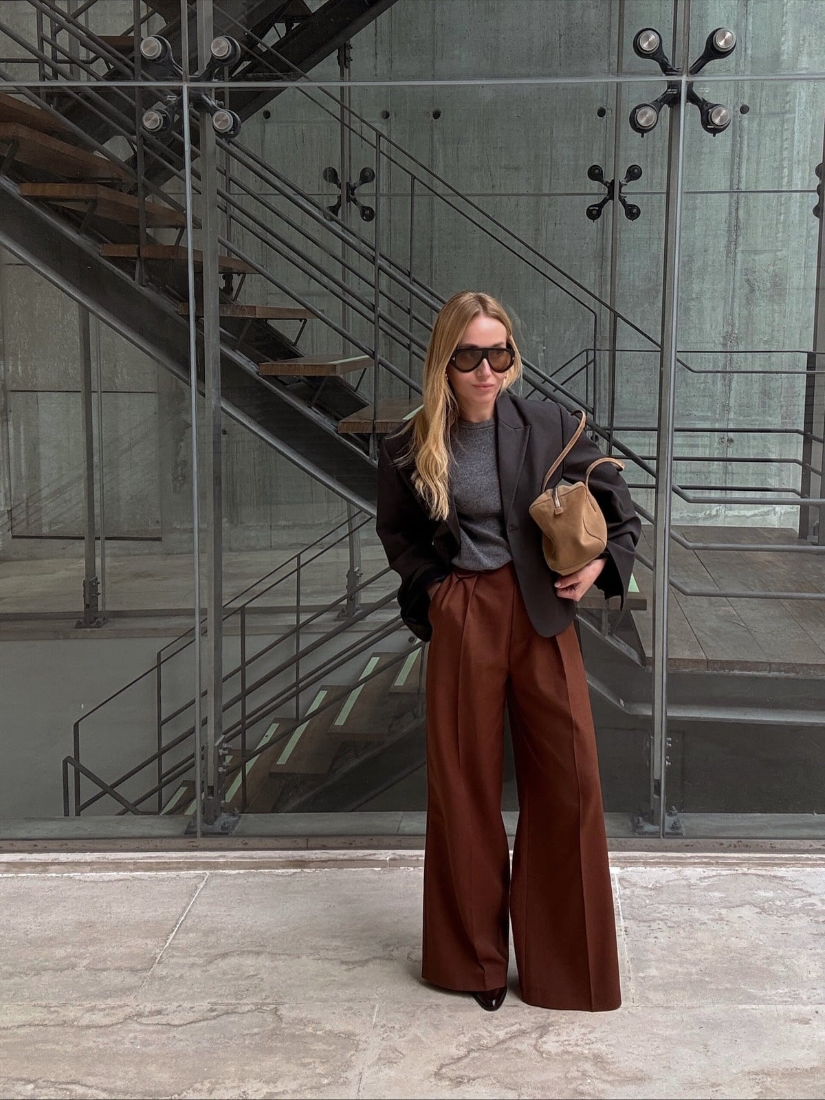 Brown Trousers With Gray Sweater and Oversized Blazer Brown Trousers With Gray Sweater and Oversized Blazer — Brown Pants Outfits