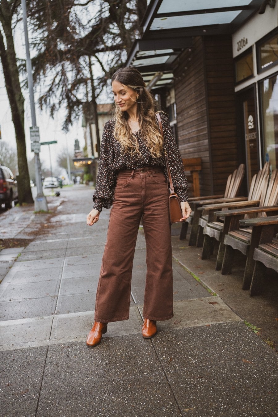 Brown Denim Trousers With Printed Blouse and Ankle Boots Brown Denim Trousers With Printed Blouse and Ankle Boots — Brown Pants Outfits