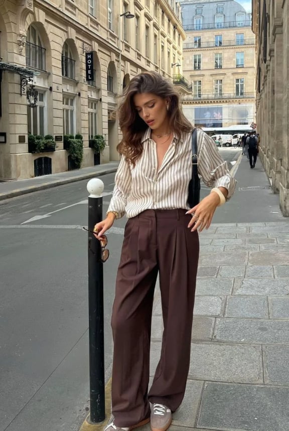 High-Waisted Brown Trousers With Striped Button-Down Shirt High-Waisted Brown Trousers With Striped Button-Down Shirt — Brown Pants Outfits