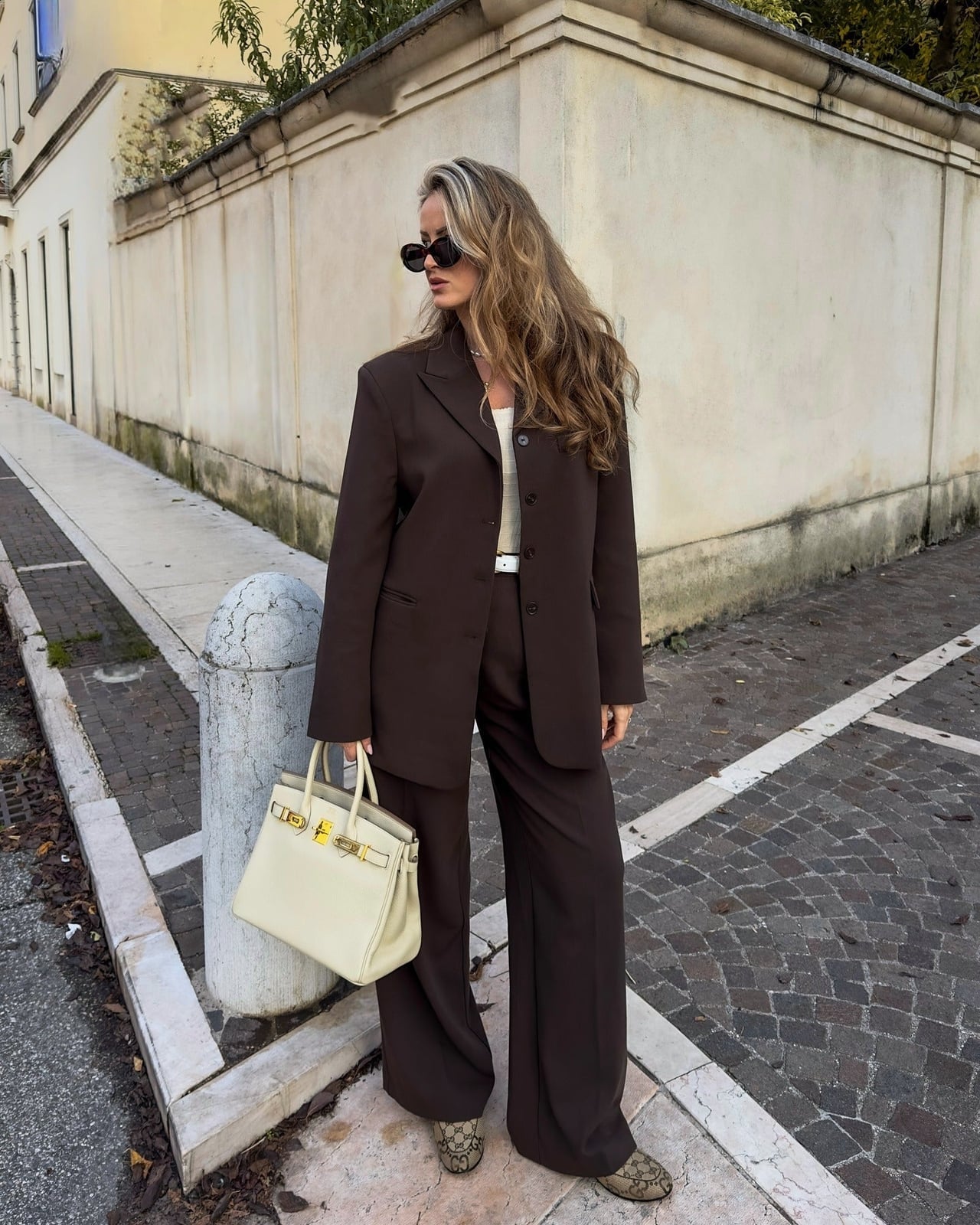 Brown Suit With Cream Top and Patterned Loafers Brown Suit With Cream Top and Patterned Loafers — Brown Pants Outfits