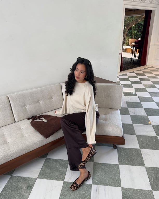 Brown Straight-Leg Trousers With Cream Sweater Brown Straight-Leg Trousers With Cream Sweater — Brown Pants Outfits