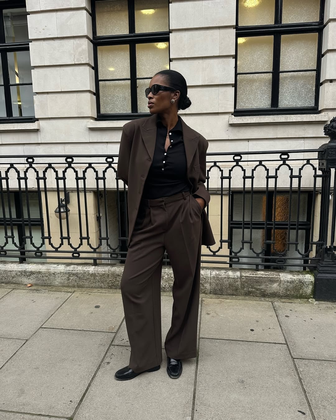Brown Trousers With Black Polo and Oversized Blazer Brown Trousers With Black Polo and Oversized Blazer — Brown Pants Outfits