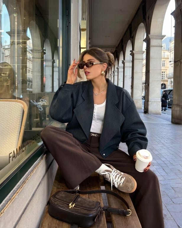 Brown Trousers With Gray Blazer and Sneakers Brown Trousers With Gray Blazer and Sneakers — Brown Pants Outfits