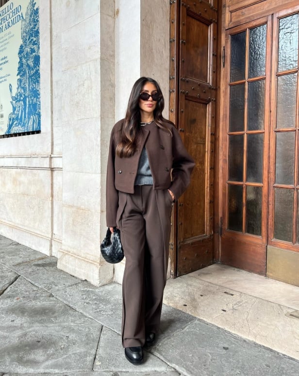 Brown Suit Set With Gray Sweater and Platform Loafers Brown Suit Set With Gray Sweater and Platform Loafers — Brown Pants Outfits