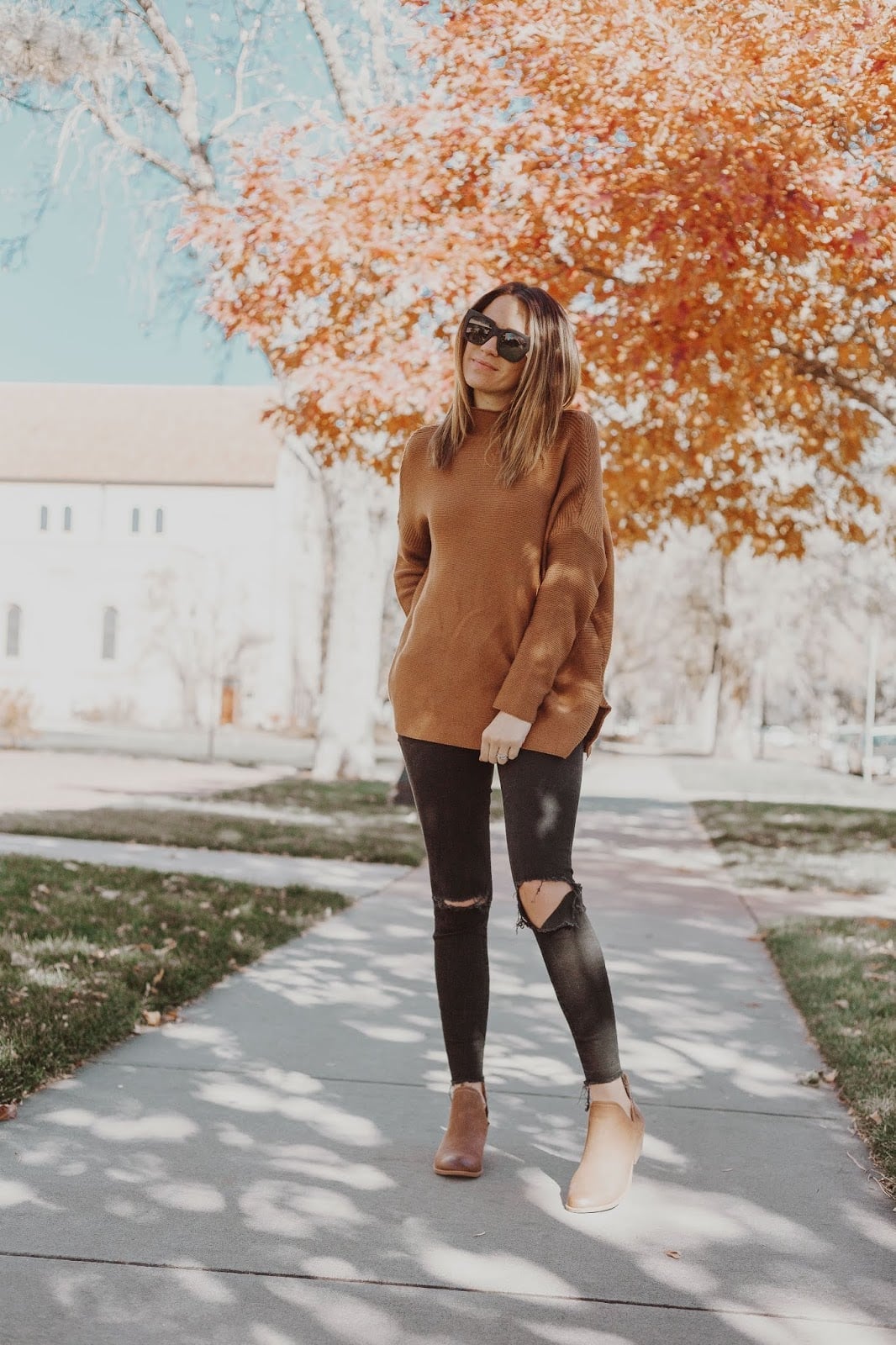 Brown crewneck sweater with ripped skinny jeans Brown crewneck sweater with ripped skinny jeans — Brown Sweater Outfit