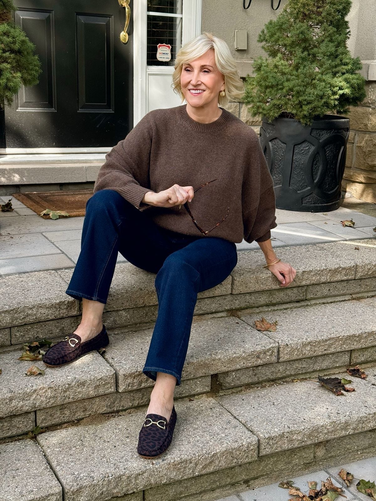 Brown crewneck sweater with straight-leg jeans Brown crewneck sweater with straight-leg jeans — Brown Sweater Outfit