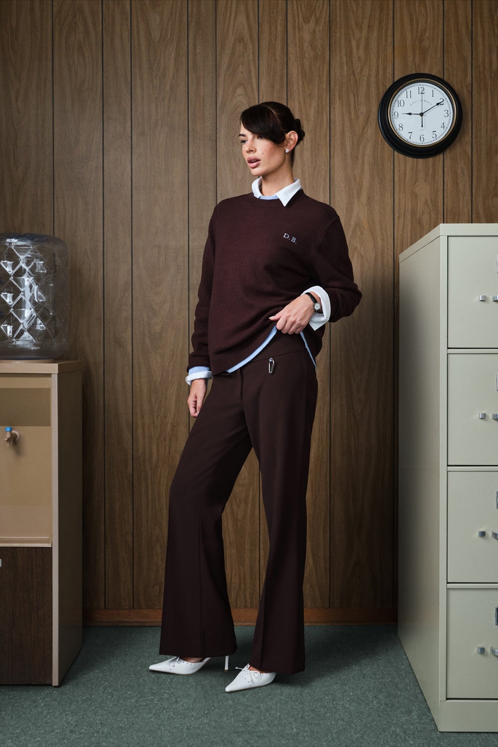 Burgundy sweater over white shirt with matching pants Burgundy sweater over white shirt with matching pants — Brown Sweater Outfit