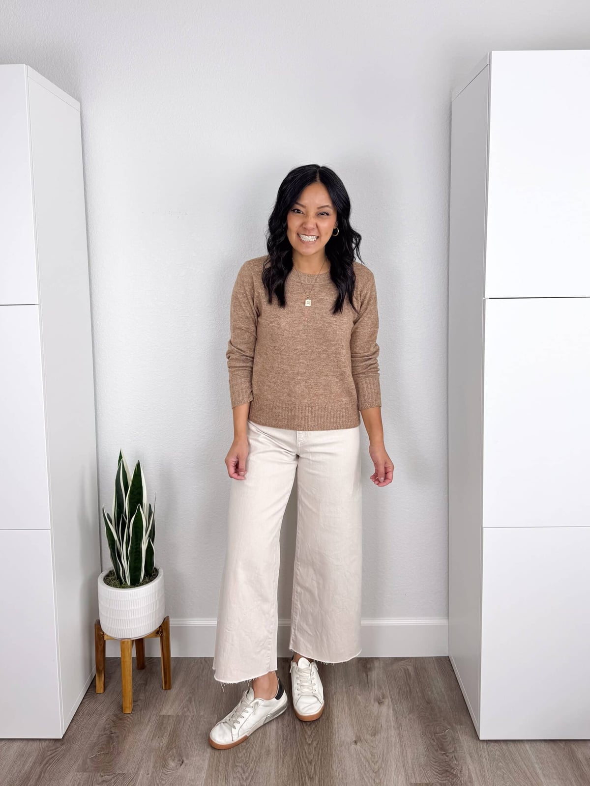 Light brown crewneck sweater with cream jeans Light brown crewneck sweater with cream jeans — Brown Sweater Outfit