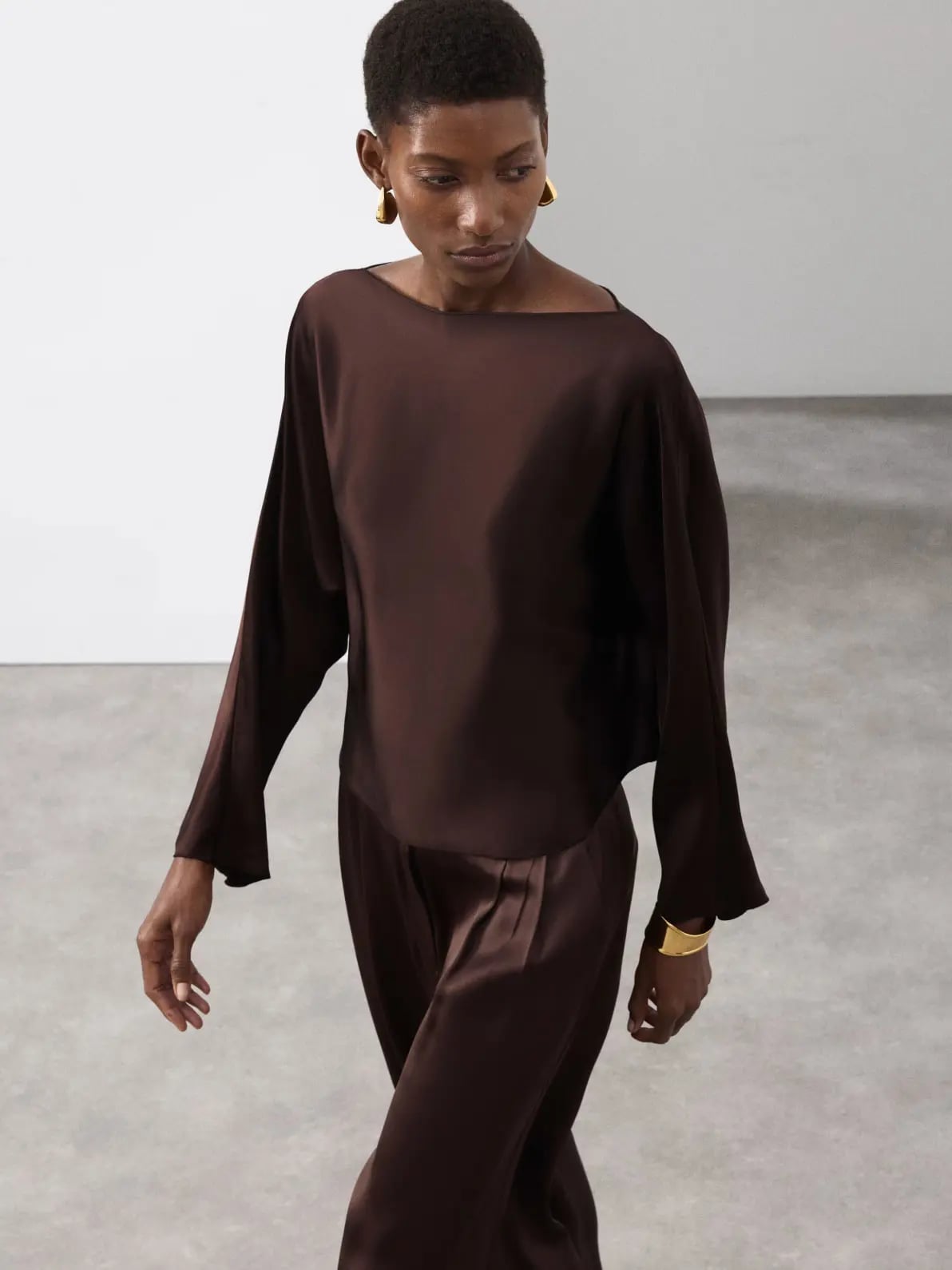 Loose-Fitting Brown Silk Top with Wide-Leg Pants Loose-Fitting Brown Silk Top with Wide-Leg Pants — Brown Top Outfits