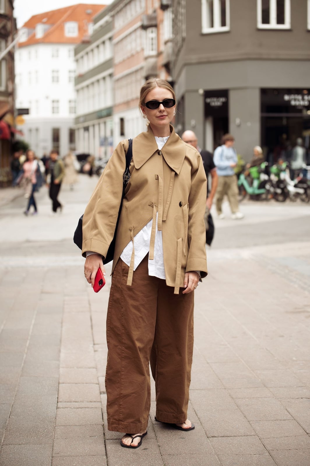 Oversized Beige Jacket With Wide-Leg Brown Trousers Oversized Beige Jacket With Wide-Leg Brown Trousers — Brown Trousers Outfit