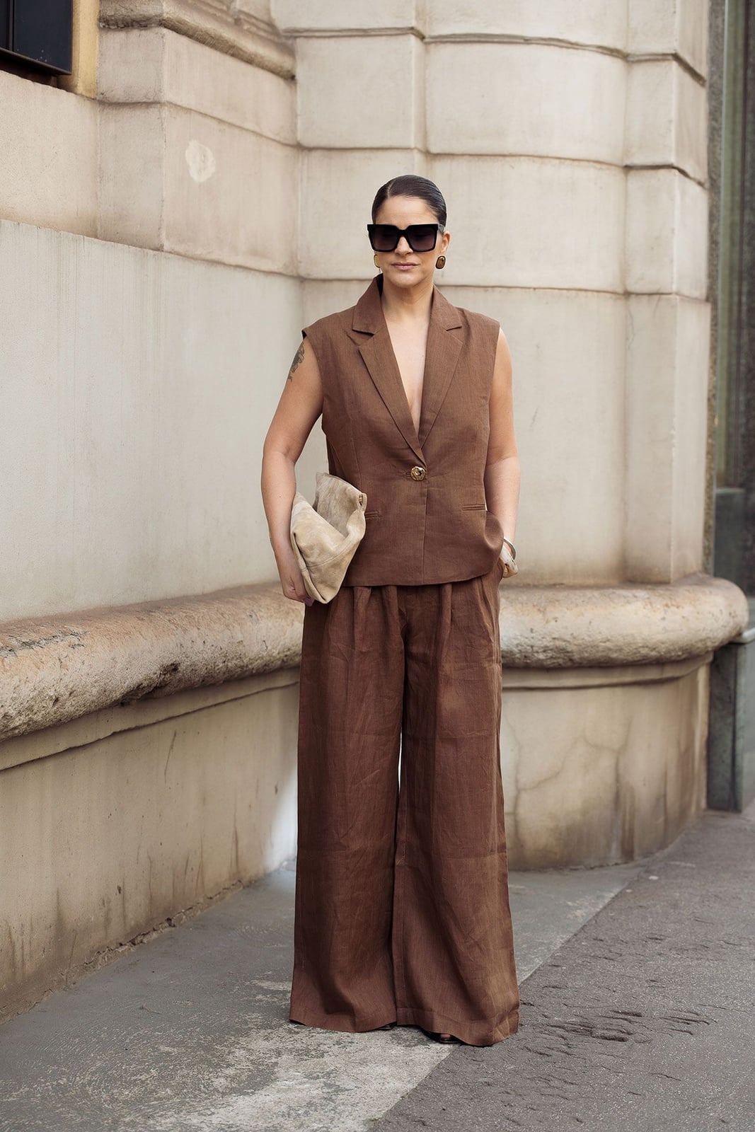 Linen Vest And Trousers With Neutral Accessories Linen Vest And Trousers With Neutral Accessories — Brown Trousers Outfit