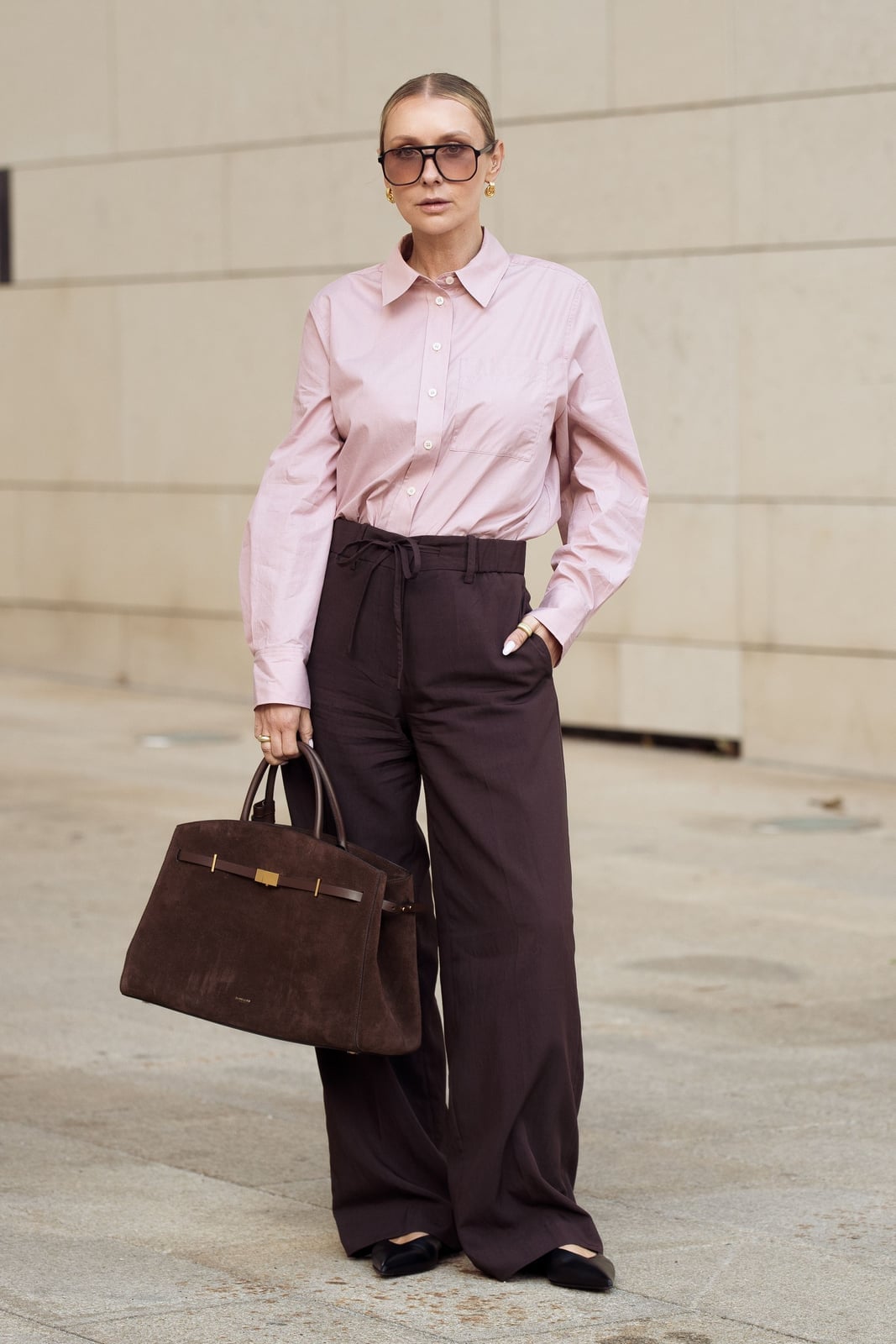 Pink Collared Shirt With Brown Wide-Leg Trousers Pink Collared Shirt With Brown Wide-Leg Trousers — Brown Trousers Outfit