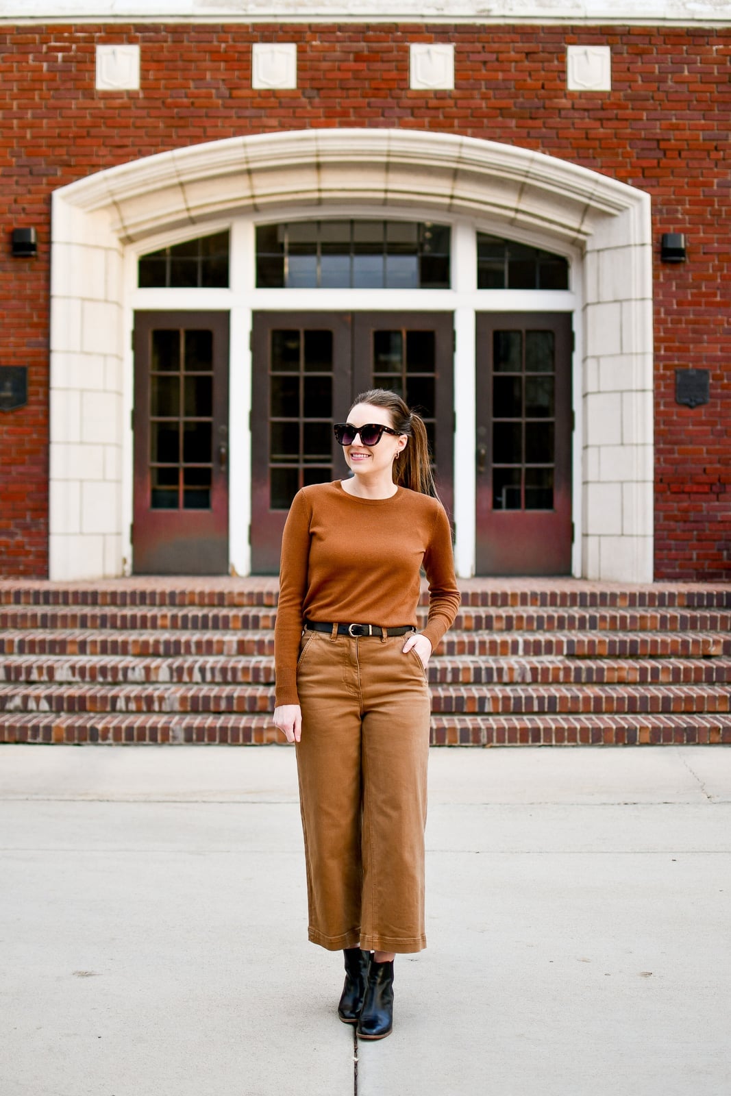 Cropped Brown Trousers With A Long-Sleeved Top Cropped Brown Trousers With A Long-Sleeved Top — Brown Trousers Outfit
