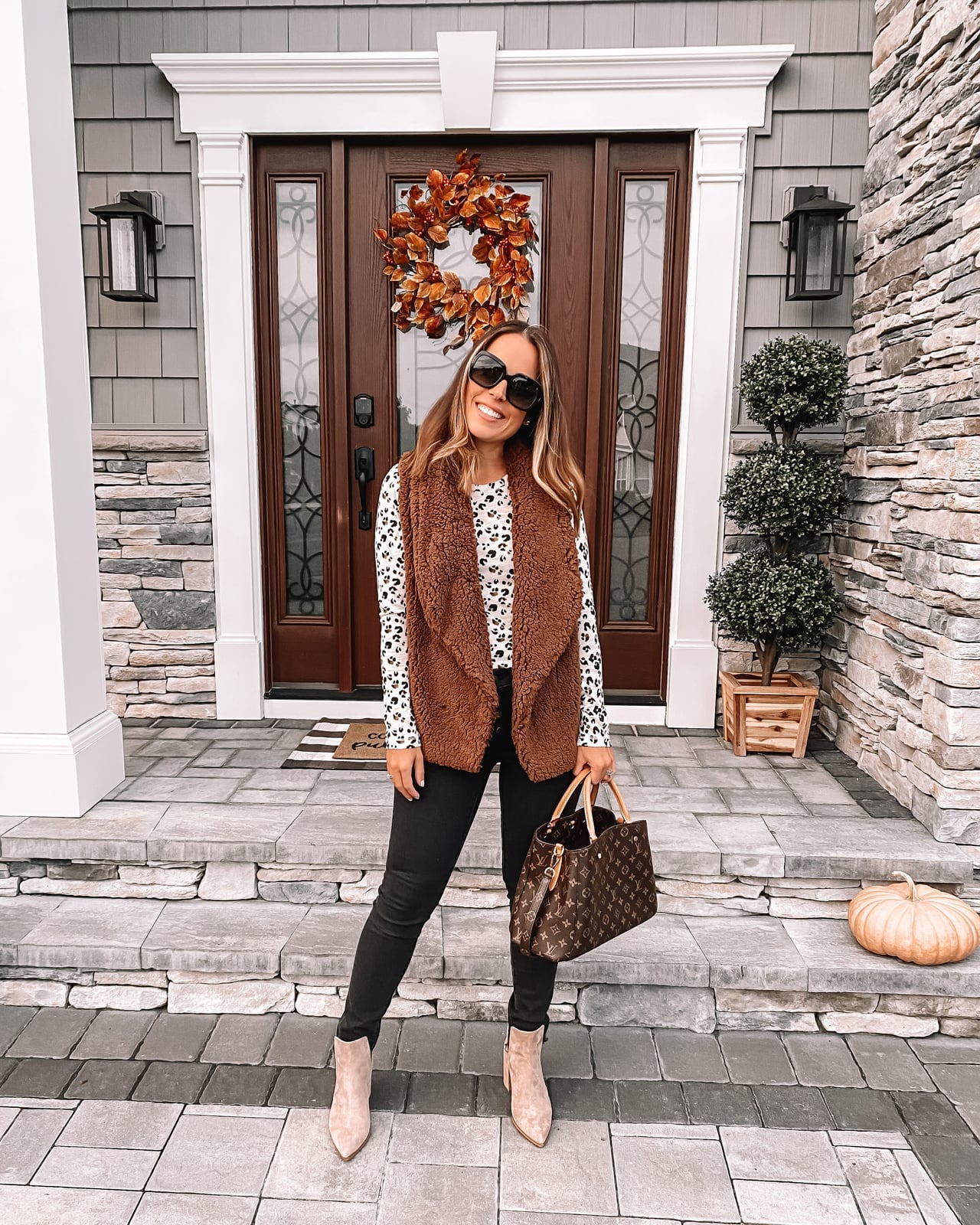 Brown sherpa vest over printed top and fitted jeans Brown sherpa vest over printed top and fitted jeans — Brown Vest Outfit