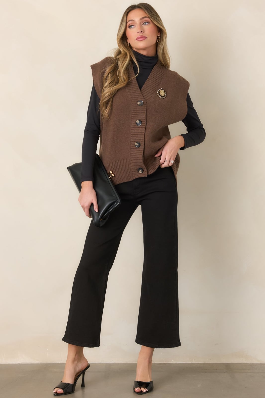 Oversized brown knit vest over black turtleneck and black pants Oversized brown knit vest over black turtleneck and black pants — Brown Vest Outfit