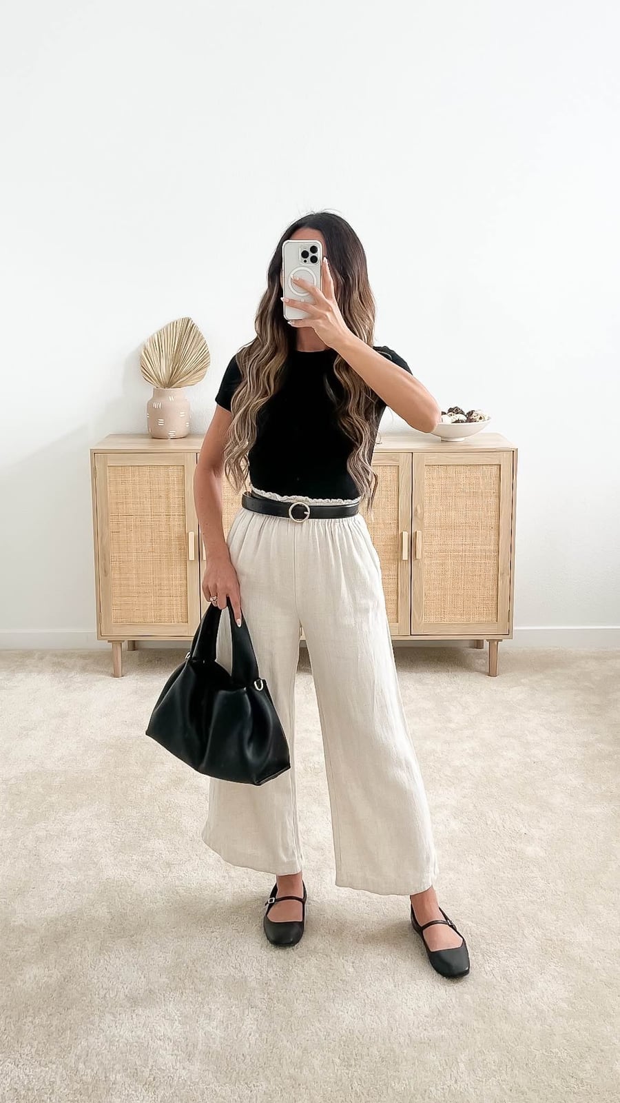 Linen Pants With Fitted Black Top Linen Pants With Fitted Black Top — Brunch Outfits