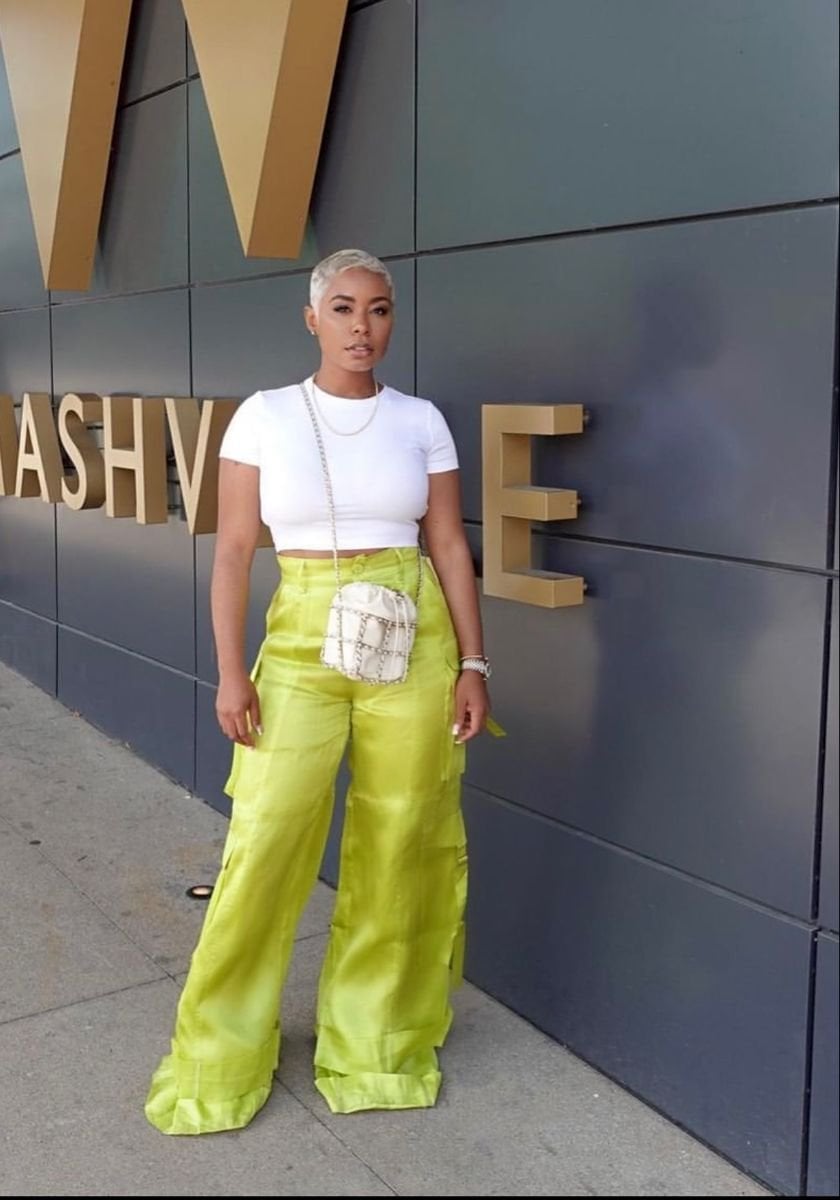 Oversized beige blazer with white wide-leg trousers Oversized beige blazer with white wide-leg trousers — Brunch Outfits Black Women