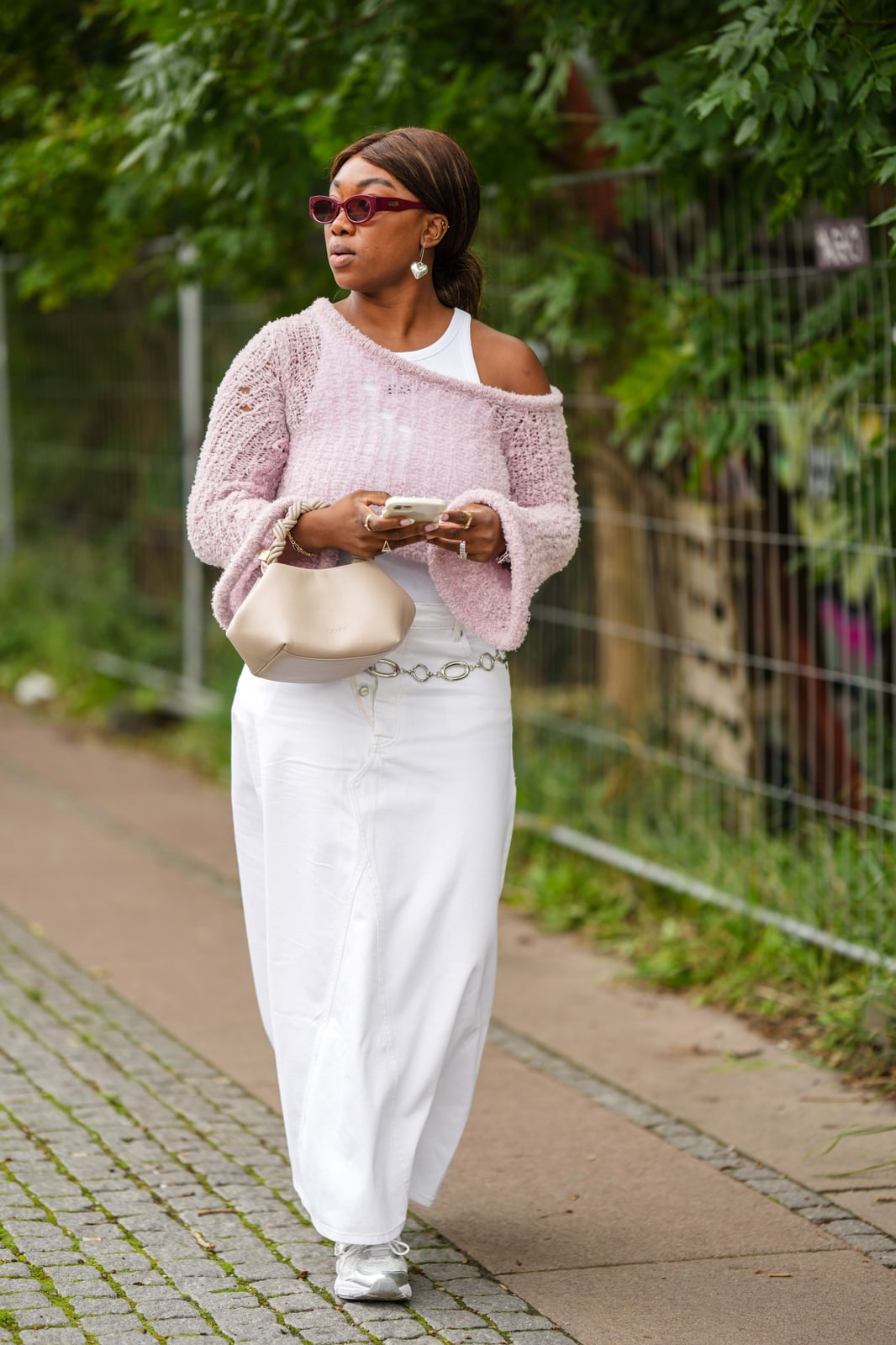 Pink cropped sweater over white tank with denim maxi skirt Pink cropped sweater over white tank with denim maxi skirt — Brunch Outfits Black Women