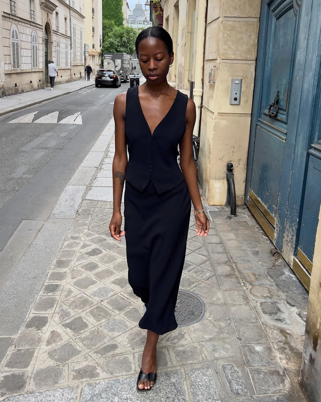 Black sleeveless vest top with flowing maxi skirt Black sleeveless vest top with flowing maxi skirt — Brunch Outfits Black Women