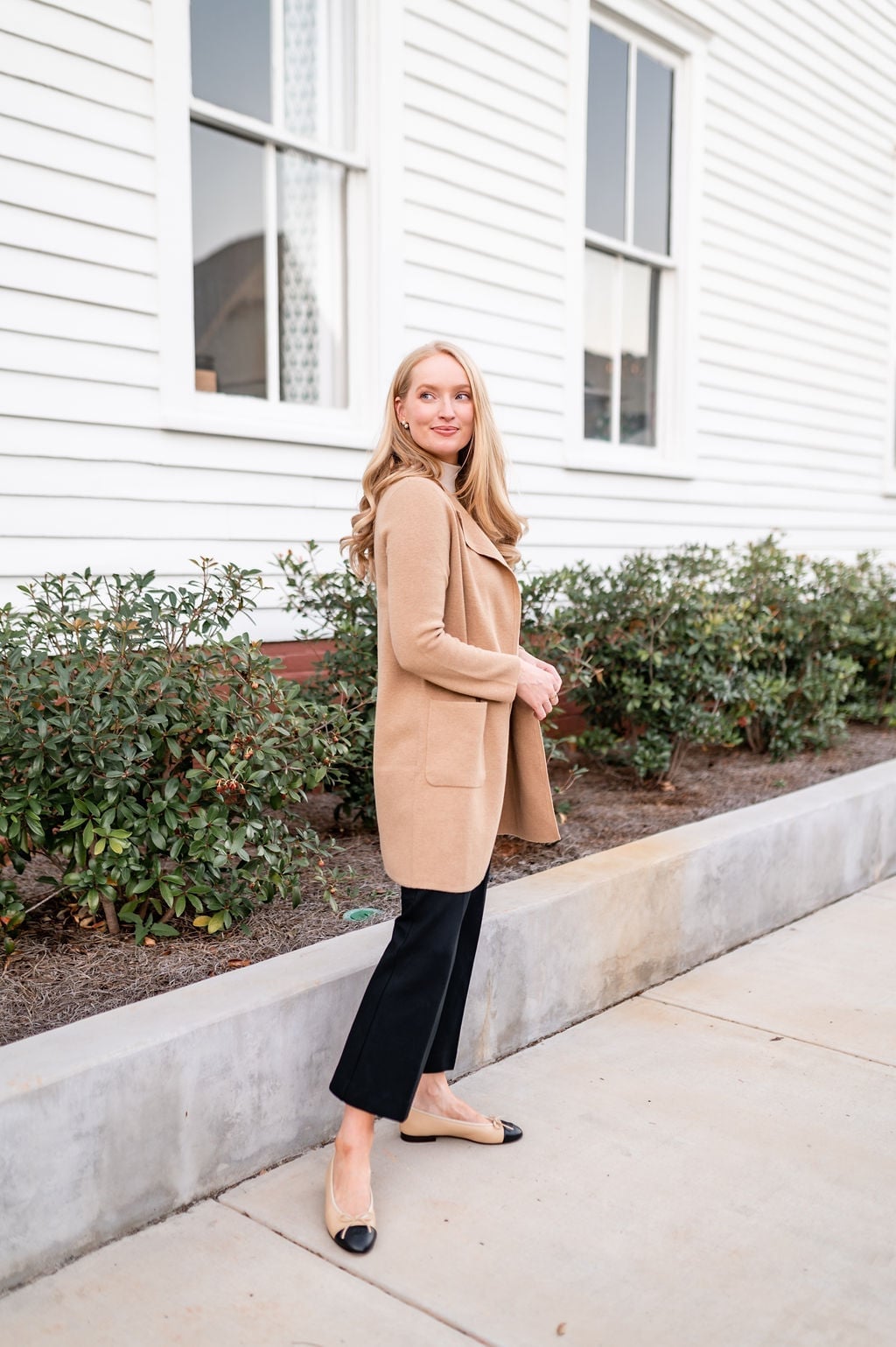 Longline cardigan over turtleneck with black trousers Longline cardigan over turtleneck with black trousers — Business Casual Outfits