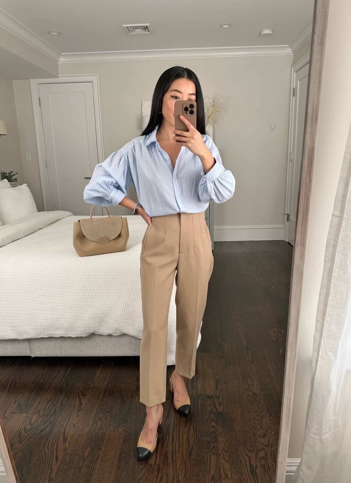 Light blue shirt and beige trousers for business Light blue shirt and beige trousers for business — Business Outfits